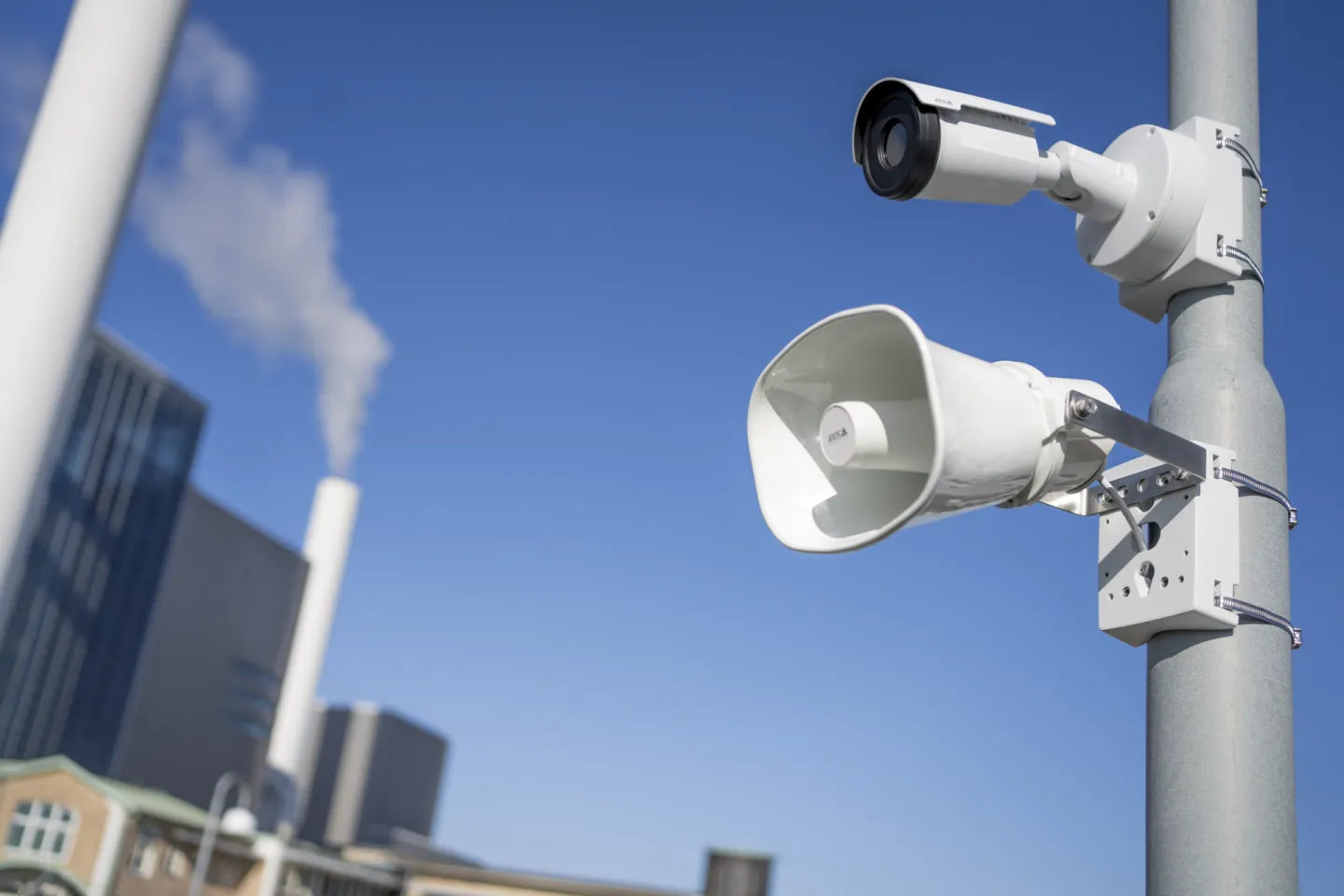 Axis Kamera und Netzwerklautsprecher an einem Industriestandort